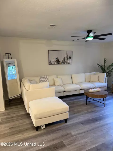 Living - 958 Watkins Pl, Jackson, MS 39206 photo 9 of 9