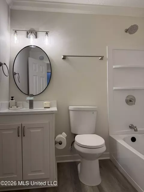 Bath - 958 Watkins Pl, Jackson, MS 39206 photo 3 of 3