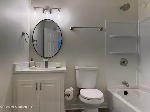 Bath - 958 Watkins Pl, Jackson, MS 39206 photo 2 of 3