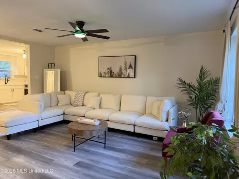 Living - 958 Watkins Pl, Jackson, MS 39206 photo 8 of 9