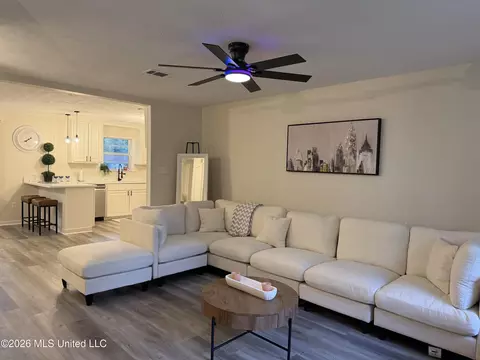 Living - 958 Watkins Pl, Jackson, MS 39206 photo 7 of 9