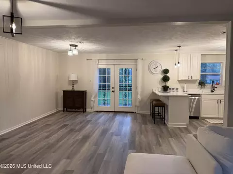 Living - 958 Watkins Pl, Jackson, MS 39206 photo 6 of 9