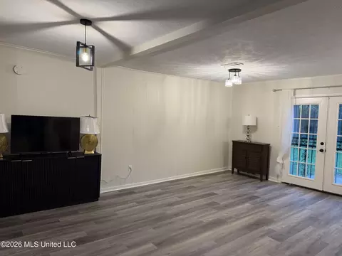 Living - 958 Watkins Pl, Jackson, MS 39206 photo 2 of 9