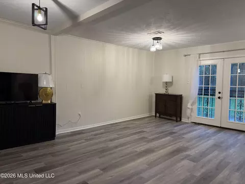 Living - 958 Watkins Pl, Jackson, MS 39206 photo 3 of 9