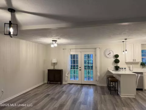 Living - 958 Watkins Pl, Jackson, MS 39206 photo 4 of 9