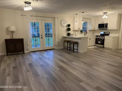 Living - 958 Watkins Pl, Jackson, MS 39206 photo 5 of 9