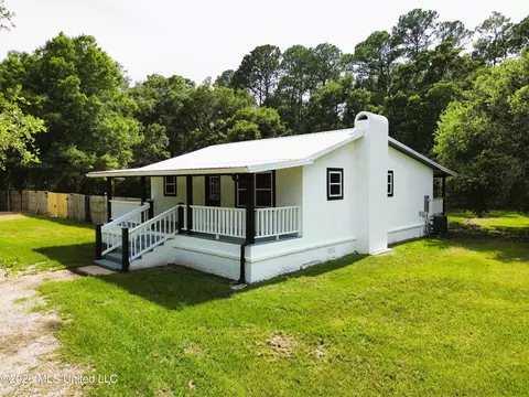 8013 Victoria Dr, Biloxi, MS 39532