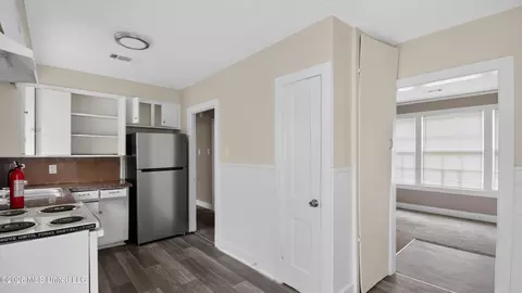 Entry Way - 4894 Sheridan Dr, Jackson, MS 39206 photo 2 of 4