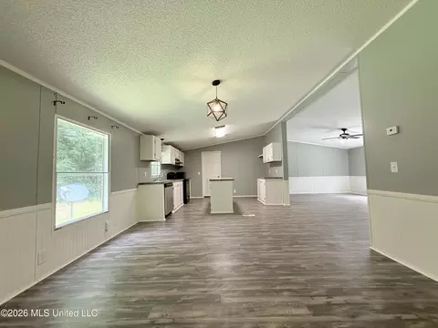 Living - 1167 Todd Rd, Summit, MS 39666 photo 4 of 6