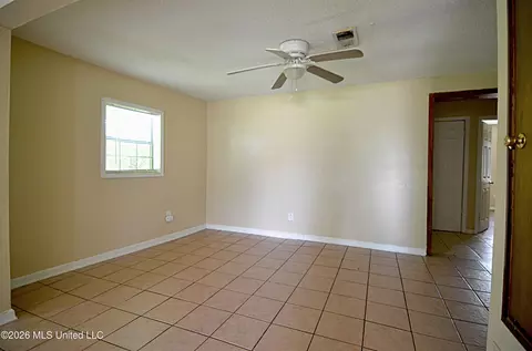 Living - 468 Park St, Hernando, MS 38632 photo 2 of 3