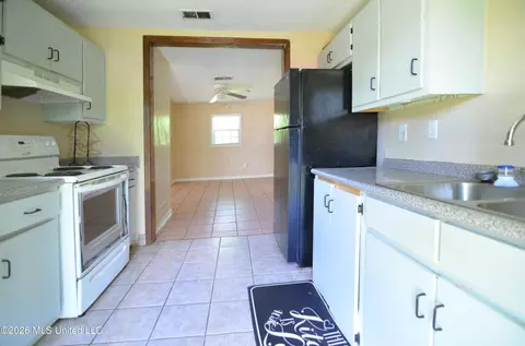 Kitchen - 468 Park St, Hernando, MS 38632 photo 3 of 4