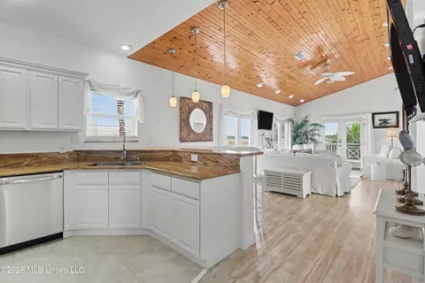 Kitchen - 10157 S River Dr, Biloxi, MS 39532 photo 4 of 4