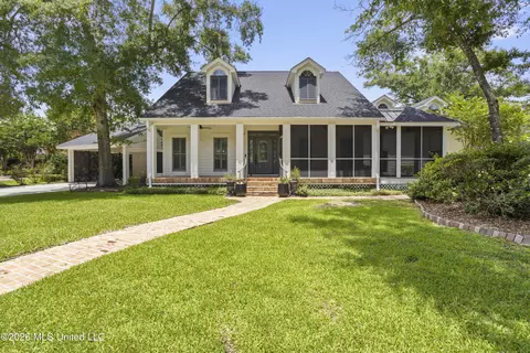18 Cedarwood Ln, Gulfport, MS 39503