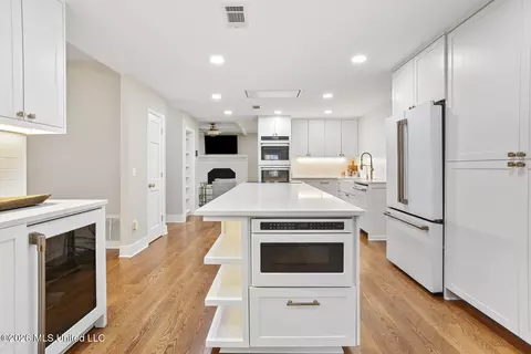 Kitchen - 4408 Deer Creek Dr, Jackson, MS 39211 photo 5 of 8