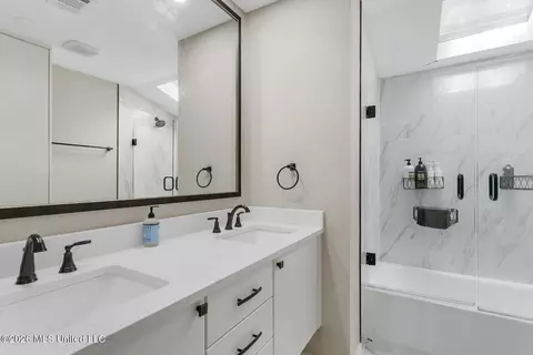 Bath - 4408 Deer Creek Dr, Jackson, MS 39211 photo 6 of 6