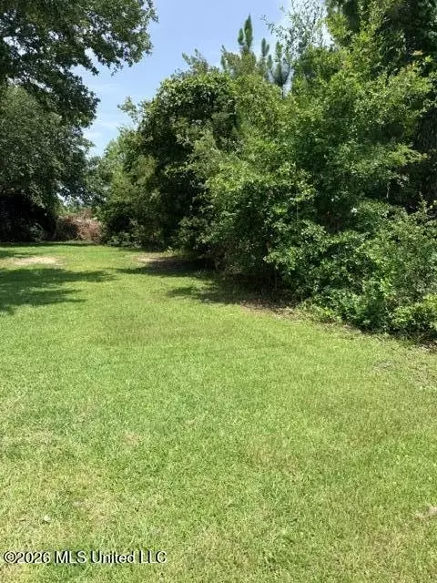 104 Edwards Dr, Pass Christian, MS 39571