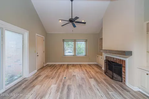 Living - 107 River Place 1, Jackson, MS 39211 photo 2 of 5
