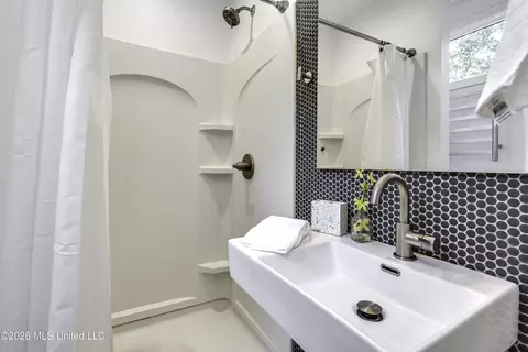 Bath - 1030 Manship St, Jackson, MS 39202 photo 1 of 6