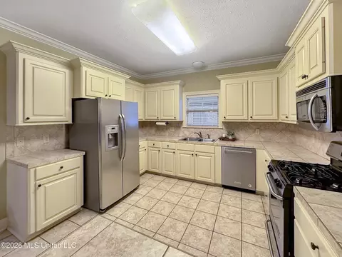 Kitchen - 809 Windlass Cv, Brandon, MS 39047 photo 3 of 3