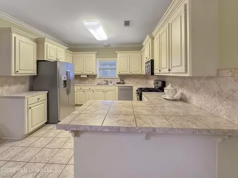 Kitchen - 809 Windlass Cv, Brandon, MS 39047 photo 1 of 3