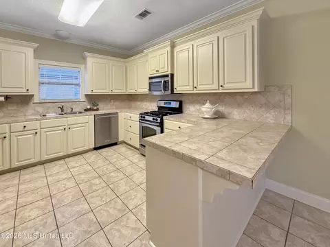 Kitchen - 809 Windlass Cv, Brandon, MS 39047 photo 2 of 3