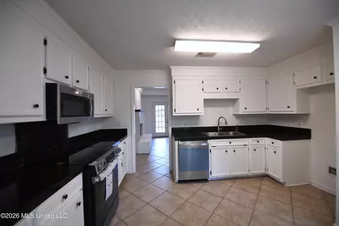 Kitchen - 317 Cobblestone Dr, Madison, MS 39110 photo 2 of 2