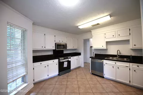 Kitchen - 317 Cobblestone Dr, Madison, MS 39110 photo 1 of 2