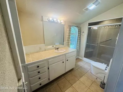 Bath - 536 W Chickasaw St, Brookhaven, MS 39601 photo 3 of 3