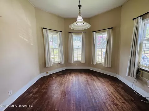 Living - 536 W Chickasaw St, Brookhaven, MS 39601 photo 3 of 5