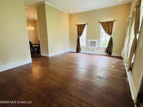 Living - 536 W Chickasaw St, Brookhaven, MS 39601 photo 1 of 5