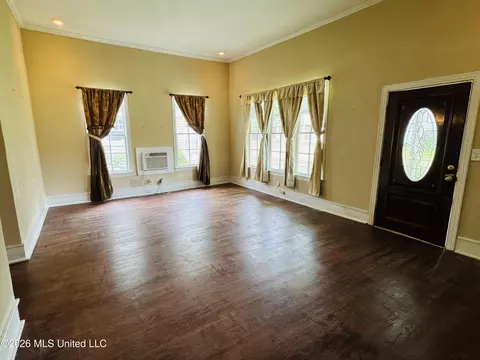 Living - 536 W Chickasaw St, Brookhaven, MS 39601 photo 2 of 5