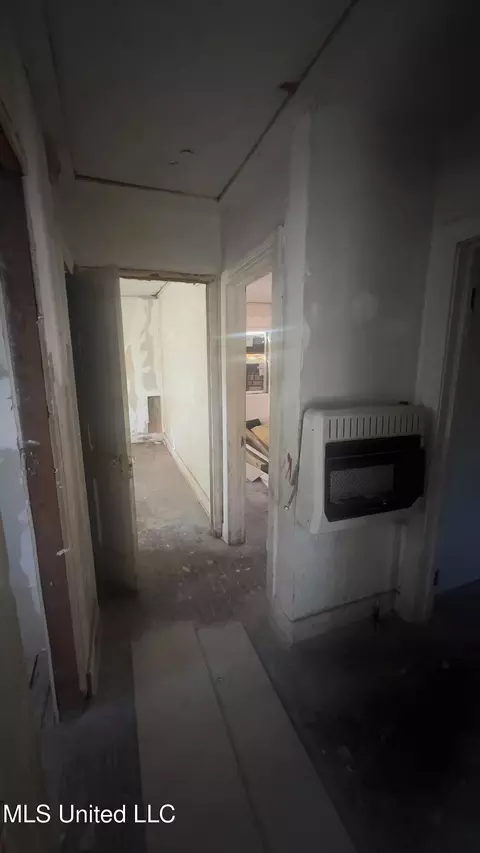 Entry Way - 224 Houston Ave, Jackson, MS 39209 photo 1 of 2