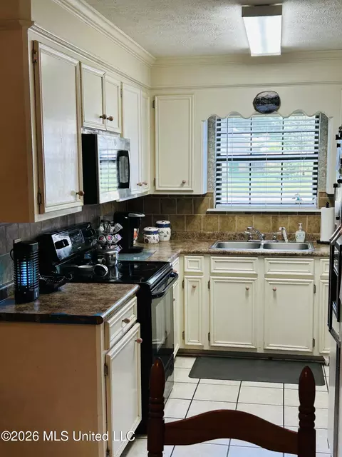 Kitchen - 175 Riverbend Dr, Byram, MS 39272 photo 2 of 2