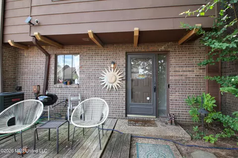 1255 E County Line Rd #L8, Jackson, MS 39211