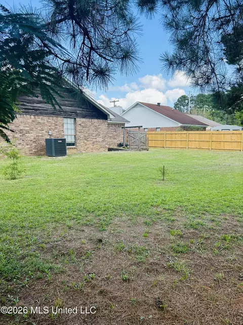 Exterior - 171 Riverbend Dr, Byram, MS 39272 photo 4 of 5