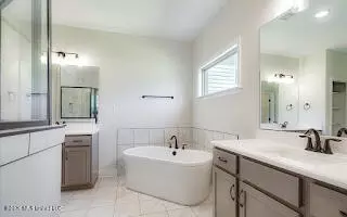 Bath - 2263 Scott Mdws Ln, Hernando, MS 38632 photo 2 of 4