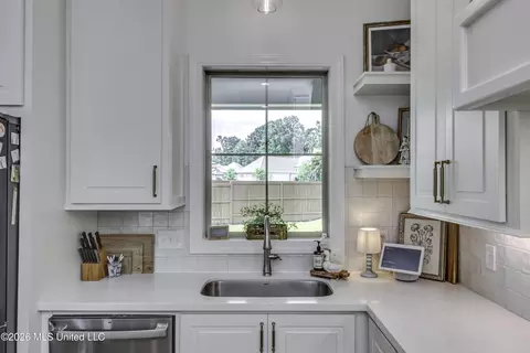 Kitchen - 1007 Paddle Ln, Brandon, MS 39047 photo 6 of 6