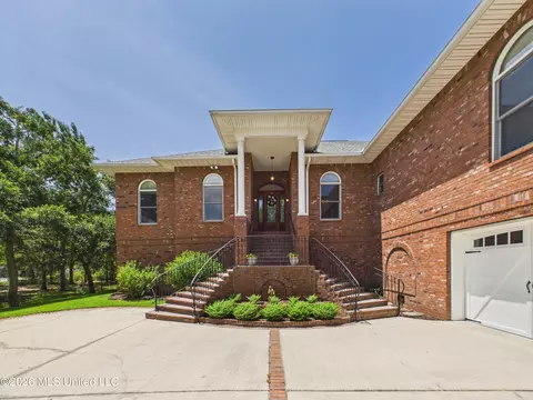 2816 Eagle Pine Dr, Ocean Springs, MS 39564