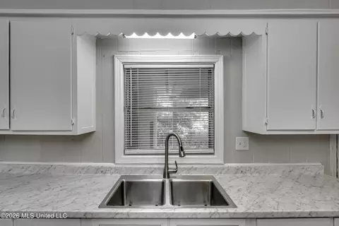 Kitchen - 314 Hanging Moss Cir, Jackson, MS 39206 photo 3 of 4