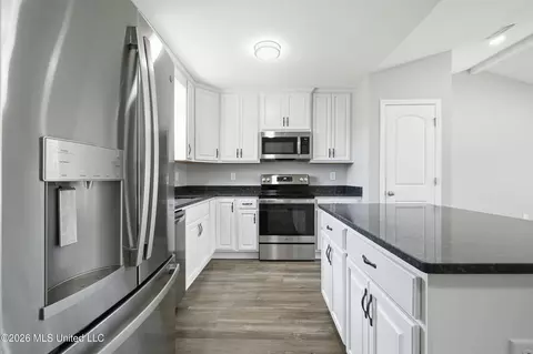 Kitchen - 15450 Constitution Rd, Moss Point, MS 39562 photo 3 of 5