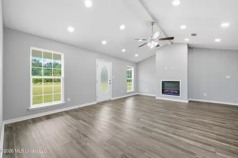 Living - 15450 Constitution Rd, Moss Point, MS 39562 photo 4 of 6