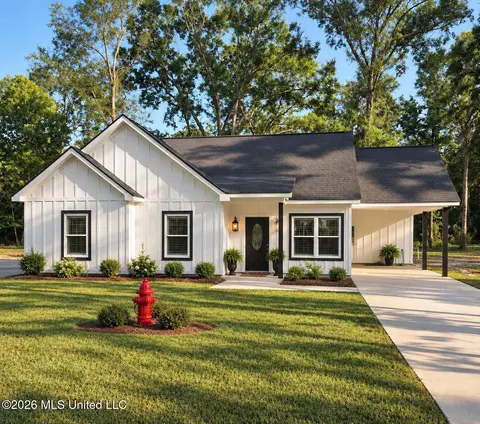 1027 Neal Rd, Picayune, MS 39466
