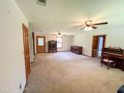 Living - 1309 Mcinnis Vernal Rd, Lucedale, MS 39452 photo 2 of 4
