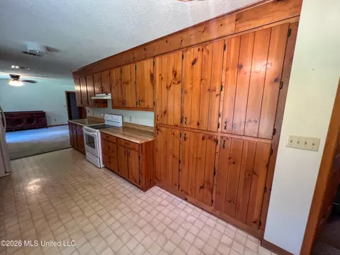 Kitchen - 1309 Mcinnis Vernal Rd, Lucedale, MS 39452 photo 2 of 3