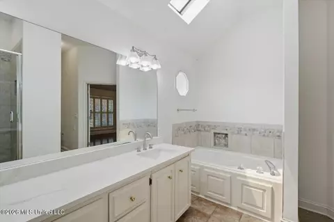 Bath - 212 Cambridge Dr, Madison, MS 39110 photo 1 of 5