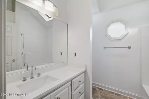 Bath - 212 Cambridge Dr, Madison, MS 39110 photo 5 of 5