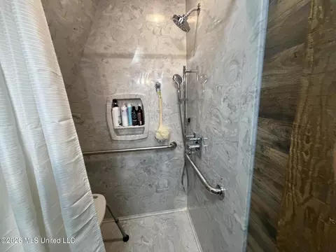 Bath - 9141 Heather Ln, Moss Point, MS 39562 photo 7 of 10