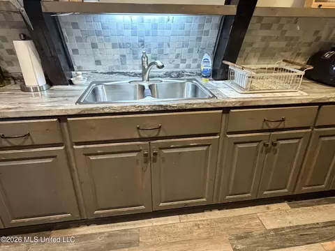 Kitchen - 9141 Heather Ln, Moss Point, MS 39562 photo 4 of 6