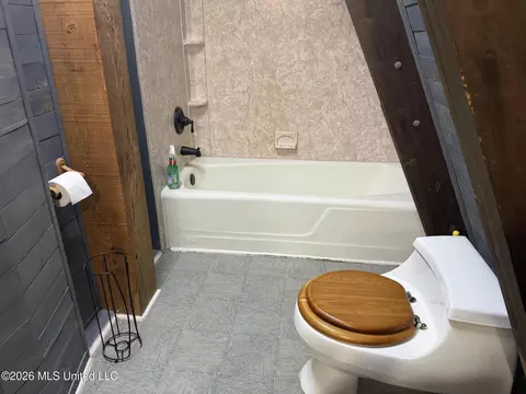 Bath - 9141 Heather Ln, Moss Point, MS 39562 photo 9 of 10