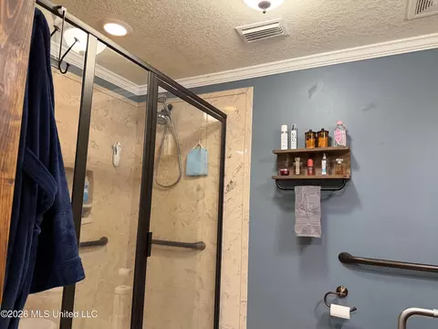 Bath - 9141 Heather Ln, Moss Point, MS 39562 photo 2 of 10